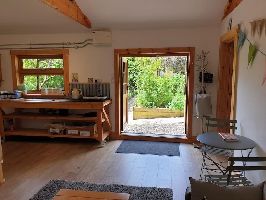 The Potting Shed Near Tenby, 100" Projector, Four Poster Bed, On-Site Hot Tub Access Via Spa Pack, Breakfast Luaran gambar