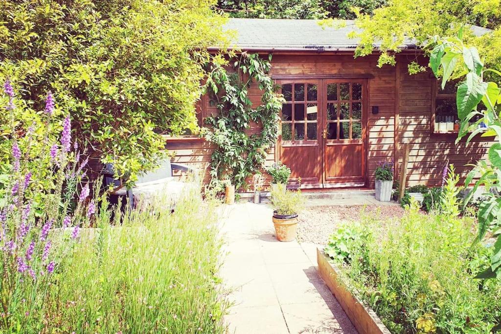 The Potting Shed Near Tenby, 100" Projector, Four Poster Bed, On-Site Hot Tub Access Via Spa Pack, Breakfast Luaran gambar