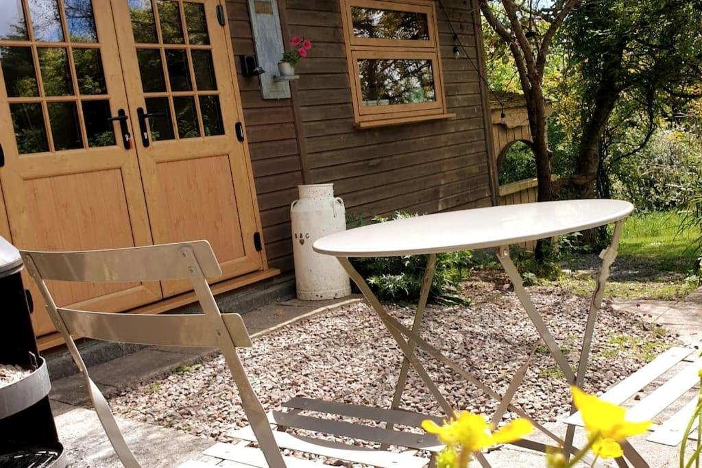 The Potting Shed Near Tenby, 100" Projector, Four Poster Bed, On-Site Hot Tub Access Via Spa Pack, Breakfast Luaran gambar