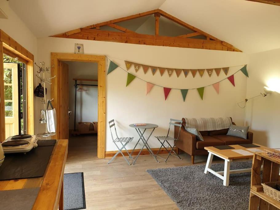 The Potting Shed Near Tenby, 100" Projector, Four Poster Bed, On-Site Hot Tub Access Via Spa Pack, Breakfast Luaran gambar