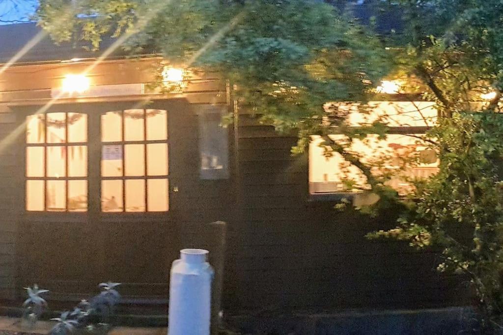 The Potting Shed Near Tenby, 100" Projector, Four Poster Bed, On-Site Hot Tub Access Via Spa Pack, Breakfast Luaran gambar