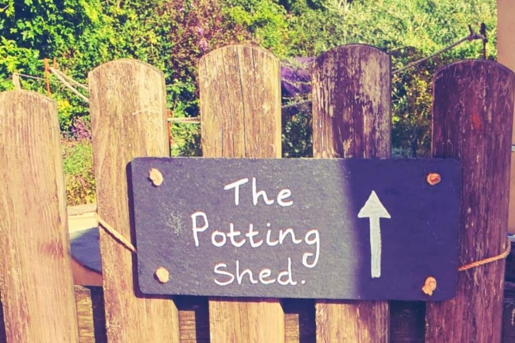 The Potting Shed Near Tenby, 100" Projector, Four Poster Bed, On-Site Hot Tub Access Via Spa Pack, Breakfast Luaran gambar