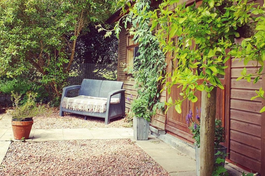 The Potting Shed Near Tenby, 100" Projector, Four Poster Bed, On-Site Hot Tub Access Via Spa Pack, Breakfast Luaran gambar