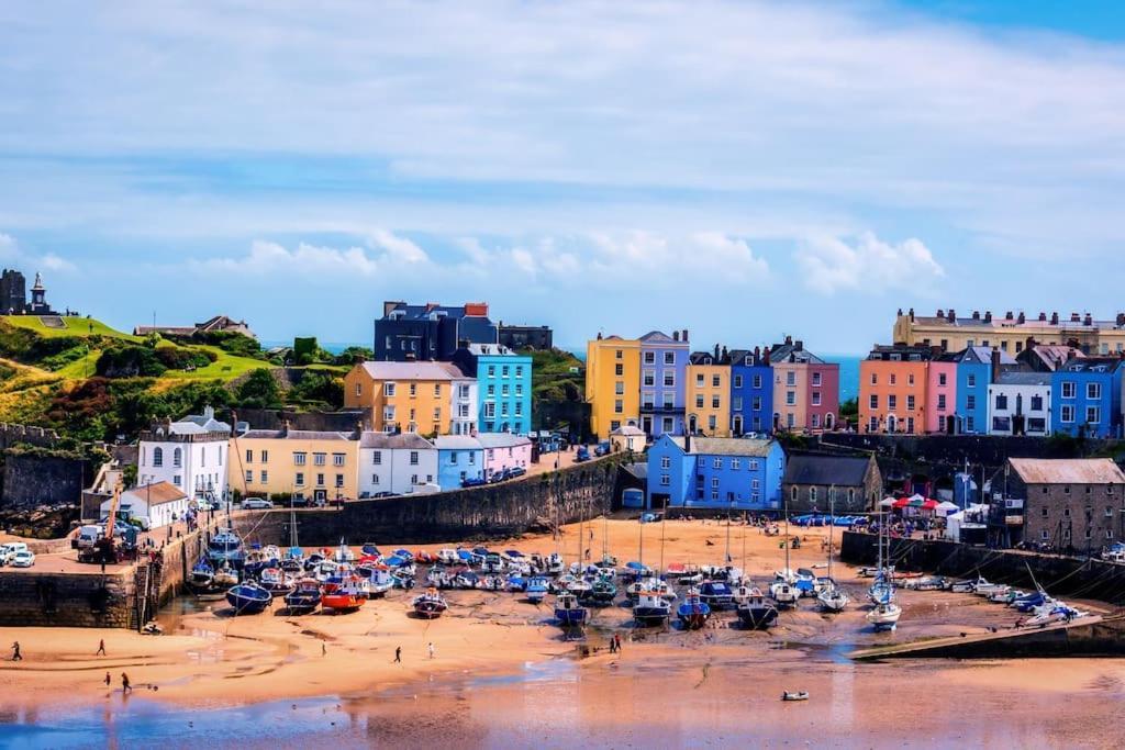 The Potting Shed Near Tenby, 100" Projector, Four Poster Bed, On-Site Hot Tub Access Via Spa Pack, Breakfast Luaran gambar