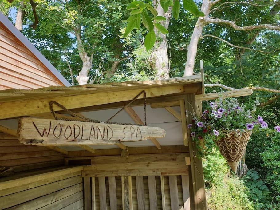 The Potting Shed Near Tenby, 100" Projector, Four Poster Bed, On-Site Hot Tub Access Via Spa Pack, Breakfast Luaran gambar