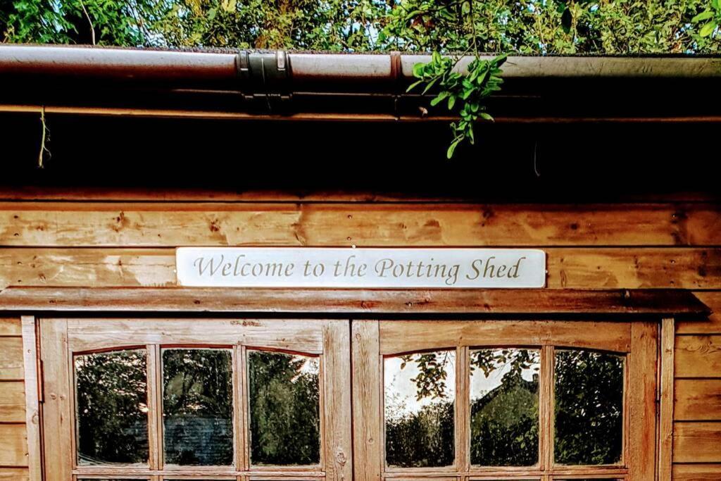 The Potting Shed Near Tenby, 100" Projector, Four Poster Bed, On-Site Hot Tub Access Via Spa Pack, Breakfast Luaran gambar